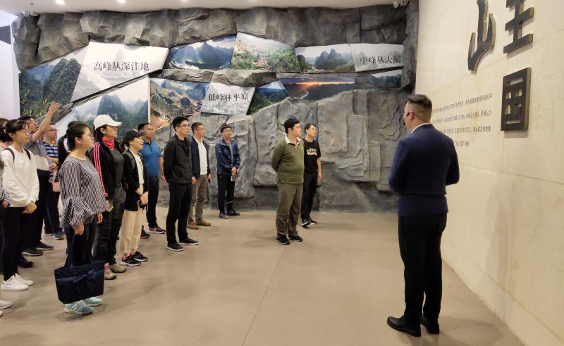 学员参观都安县民族博物馆
